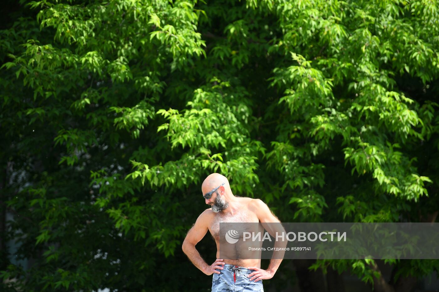 Мужчина в парке искусств "Музеон". В столичный регион пришла аномально жаркая погода. 29 мая ожидается сильная жара с повышением температуры до плюс 30-31 градуса по Цельсию. Место: Россия, Москва. Автор: Рамиль Ситдиков/РИА Новости. Жара в Москве
