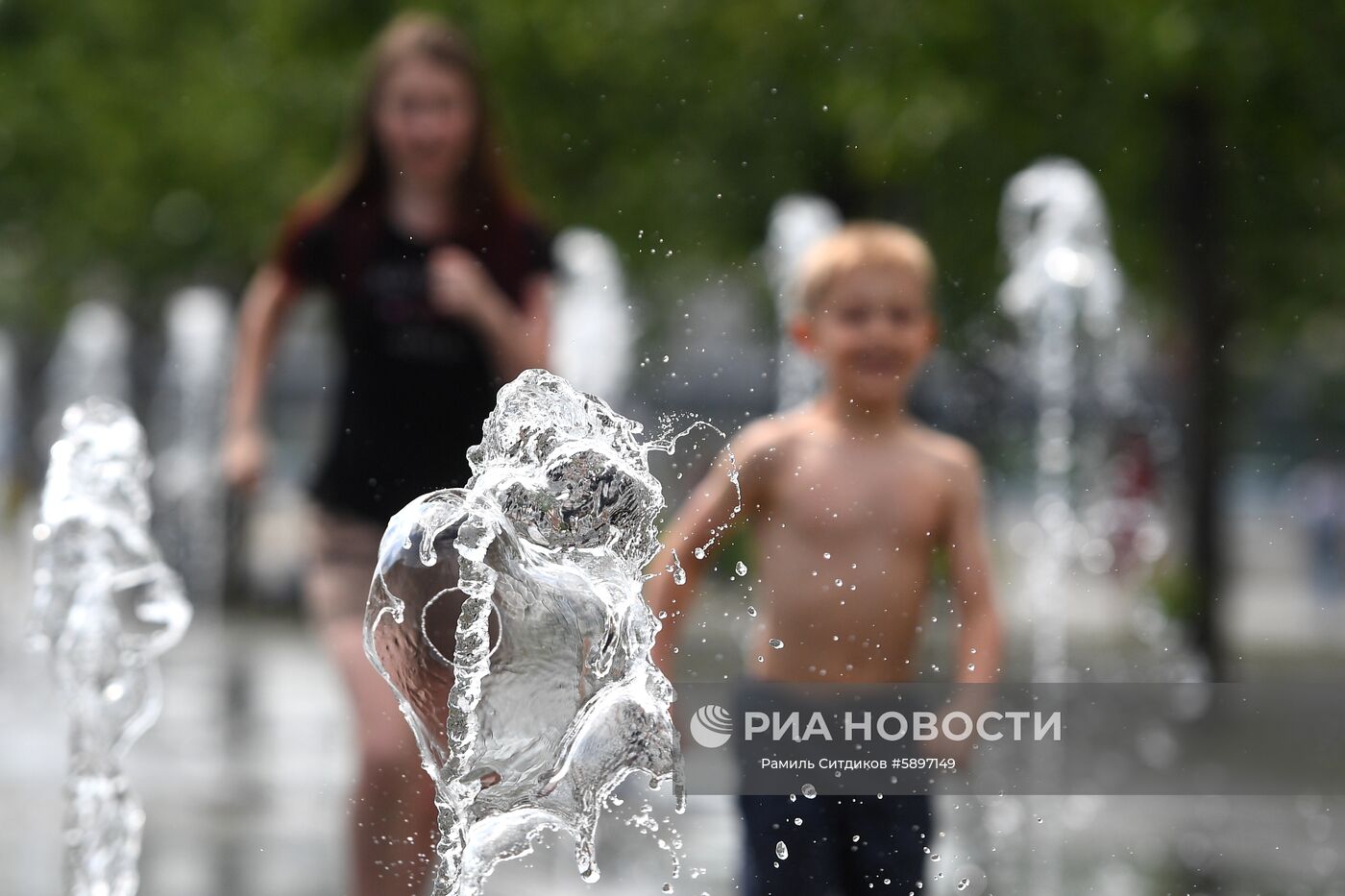 Горожане отдыхают у фонтанов в парке искусств "Музеон". В столичный регион пришла аномально жаркая погода. 29 мая ожидается сильная жара с повышением температуры до плюс 30-31 градуса по Цельсию. Место: Россия, Москва. Автор: Рамиль Ситдиков/РИА Новости. Жара в Москве