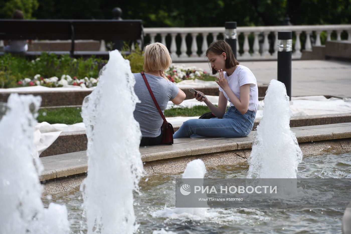 Жители города отдыхают у фонтанов на Манежной площади в Москве. В столичный регион пришла аномально жаркая погода. 29 мая ожидается сильная жара с повышением температуры до плюс 30-31 градуса по Цельсию. Место: Россия, Москва. Автор: Илья Питалев/РИА Новости. Жара в Москве