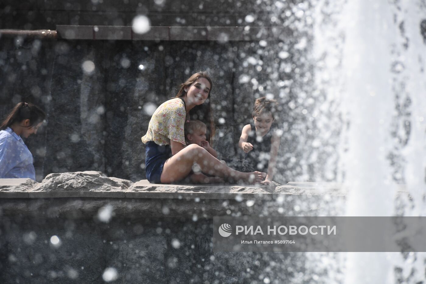 Жители города отдыхают у фонтанов на Манежной площади в Москве. В столичный регион пришла аномально жаркая погода. 29 мая ожидается сильная жара с повышением температуры до плюс 30-31 градуса по Цельсию. Место: Россия, Москва. Автор: Илья Питалев/РИА Новости. Жара в Москве