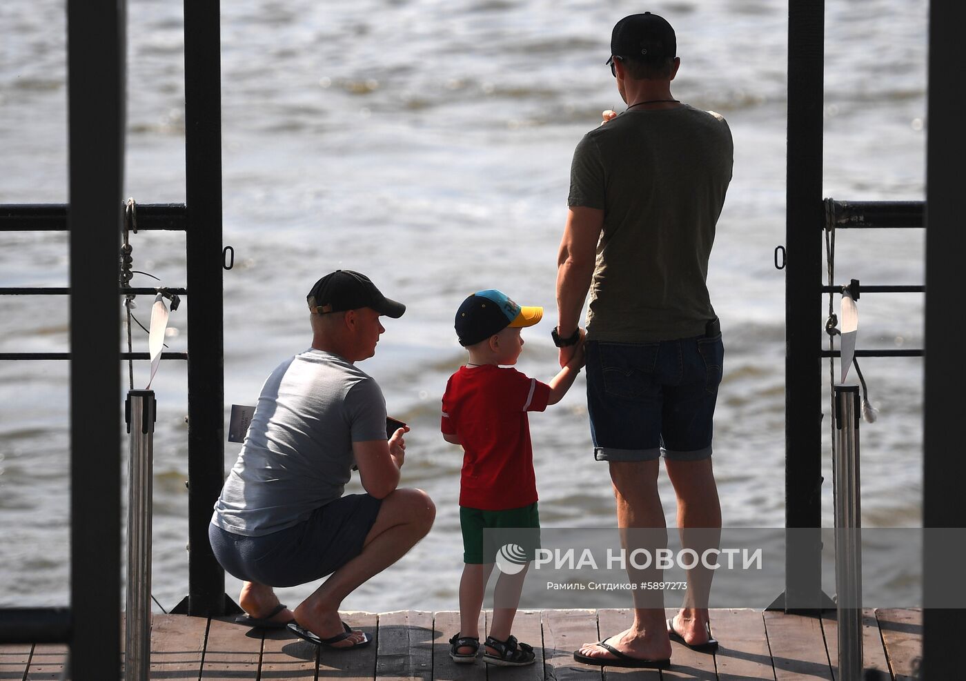 Горожане в Центральном парке культуры и отдыха имени М. Горького (ЦПКиО). В столичный регион пришла аномально жаркая погода. 29 мая ожидается сильная жара с повышением температуры до плюс 30-31 градуса по Цельсию. Место: Россия, Москва. Автор: Рамиль Ситдиков/РИА Новости. Жара в Москве
