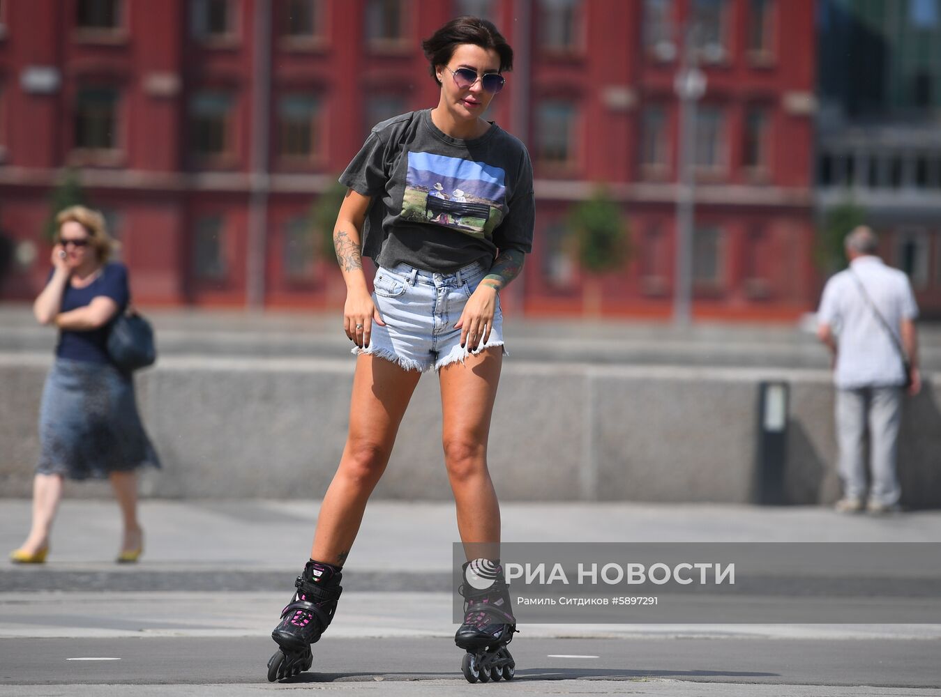 Девушка катается на роликовых коньках на Крымской набережной. В столичный регион пришла аномально жаркая погода. 29 мая ожидается сильная жара с повышением температуры до плюс 30-31 градуса по Цельсию. Место: Россия, Москва. Автор: Рамиль Ситдиков/РИА Новости. Жара в Москве