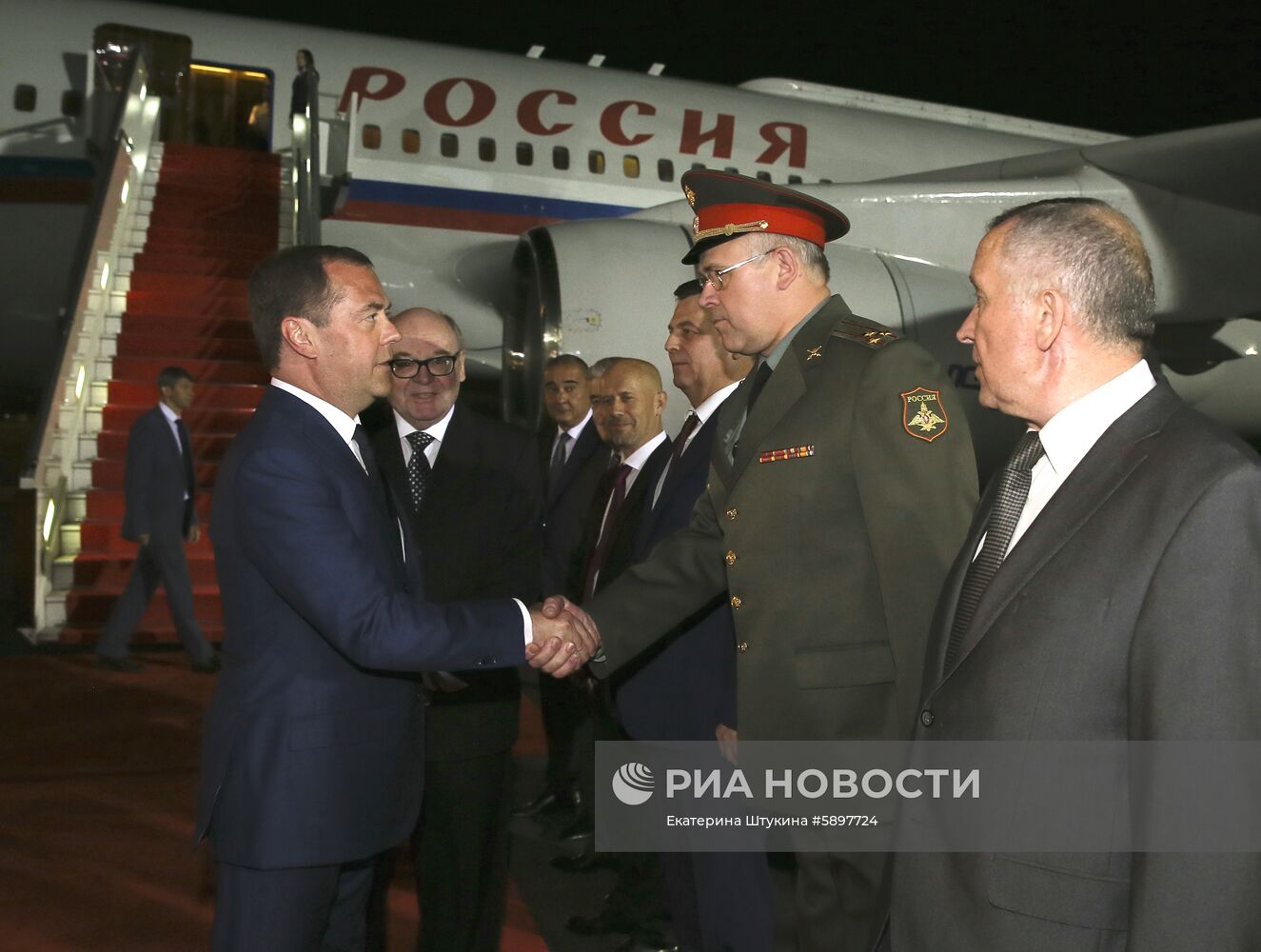 Премьер-министр РФ Д. Медведев прибыл с визитом в Узбекистан