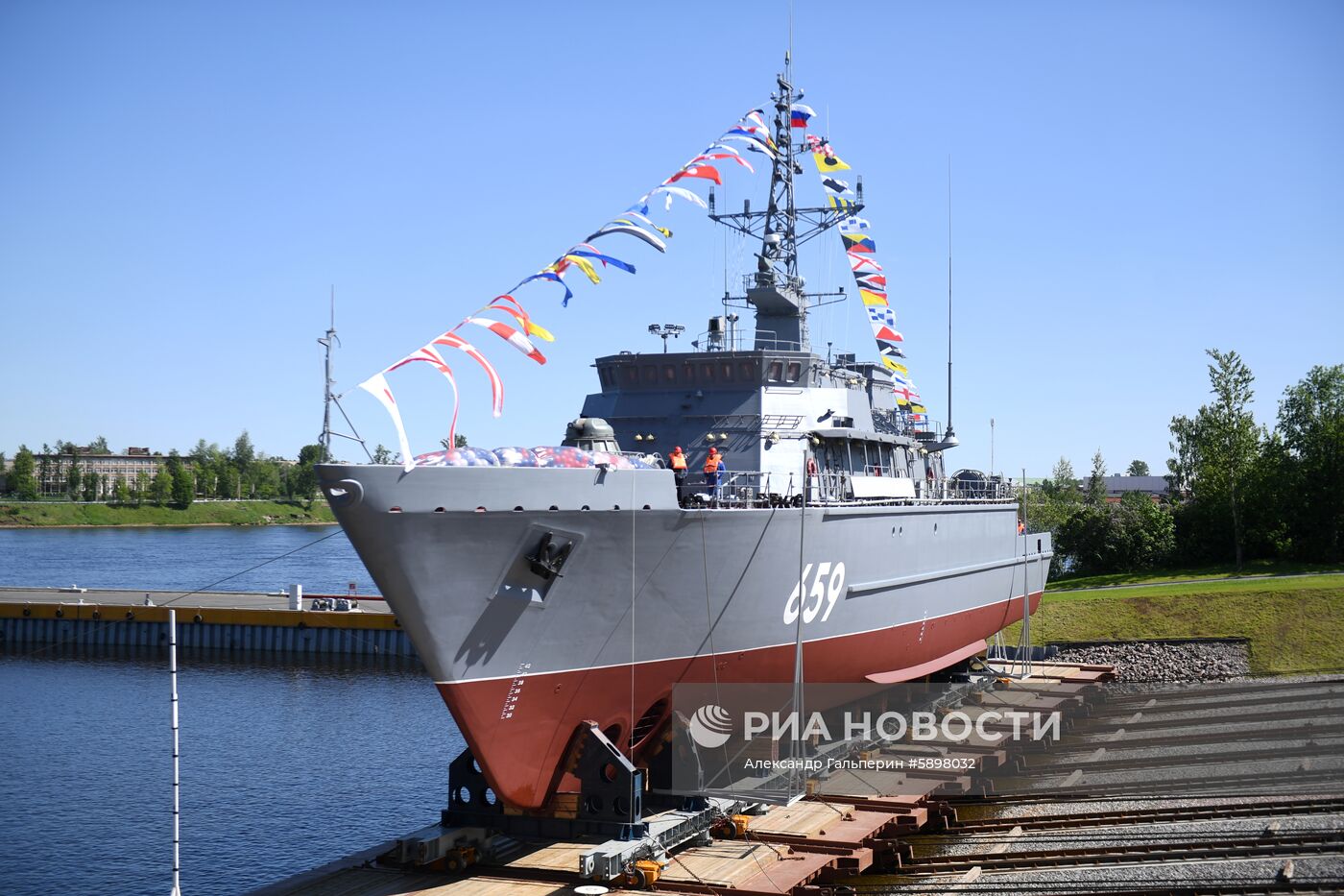 Спуск на воду корабля "Владимир Емельянов" в Санкт-Петербурге