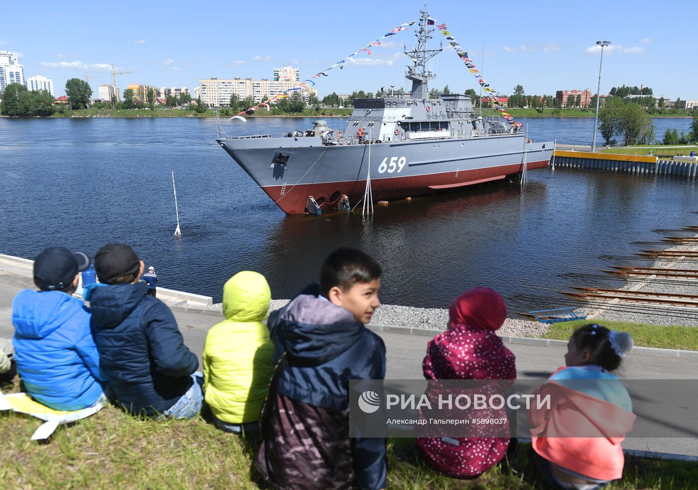 Спуск на воду корабля "Владимир Емельянов" в Санкт-Петербурге