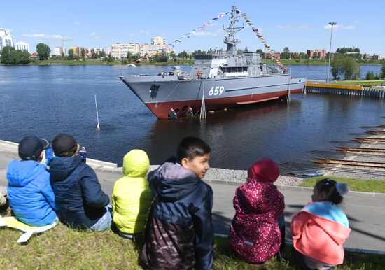 Спуск на воду корабля "Владимир Емельянов" в Санкт-Петербурге