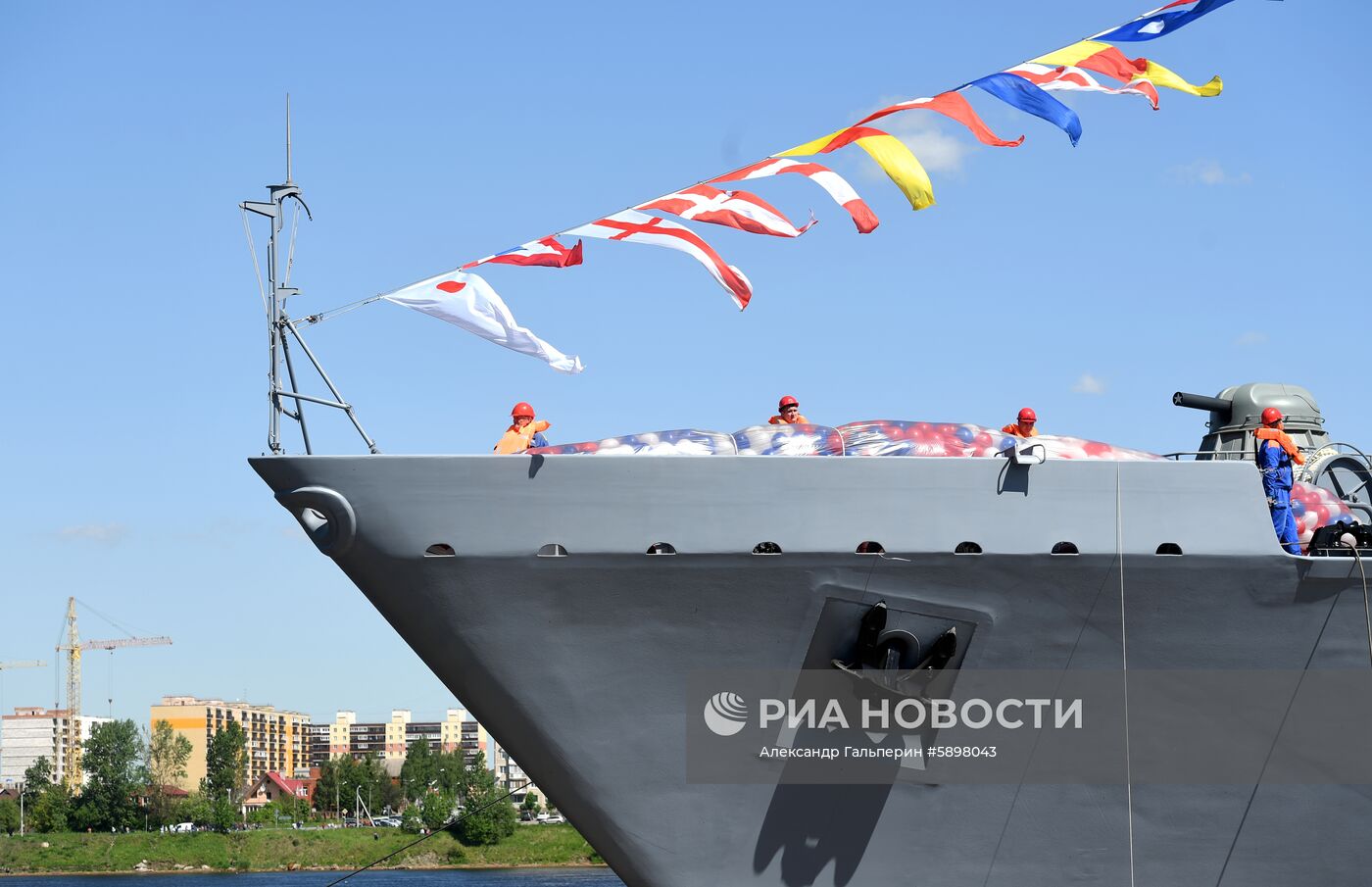 Спуск на воду корабля "Владимир Емельянов" в Санкт-Петербурге