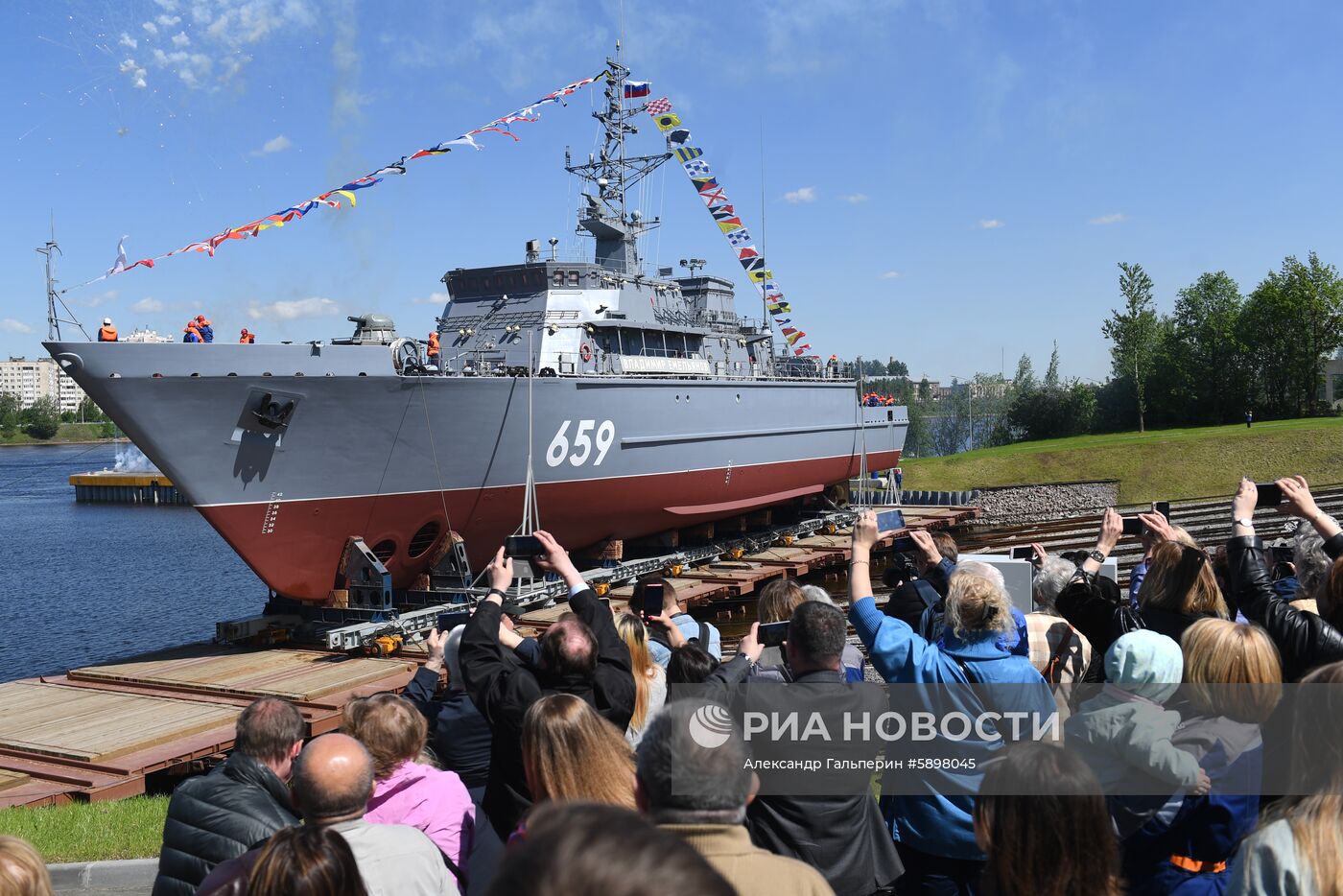 Спуск на воду корабля "Владимир Емельянов" в Санкт-Петербурге