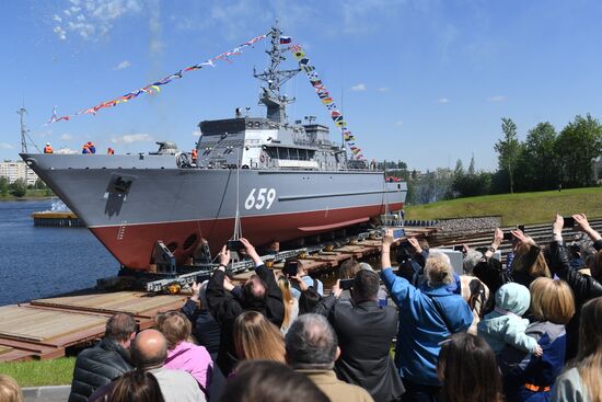 Спуск на воду корабля "Владимир Емельянов" в Санкт-Петербурге