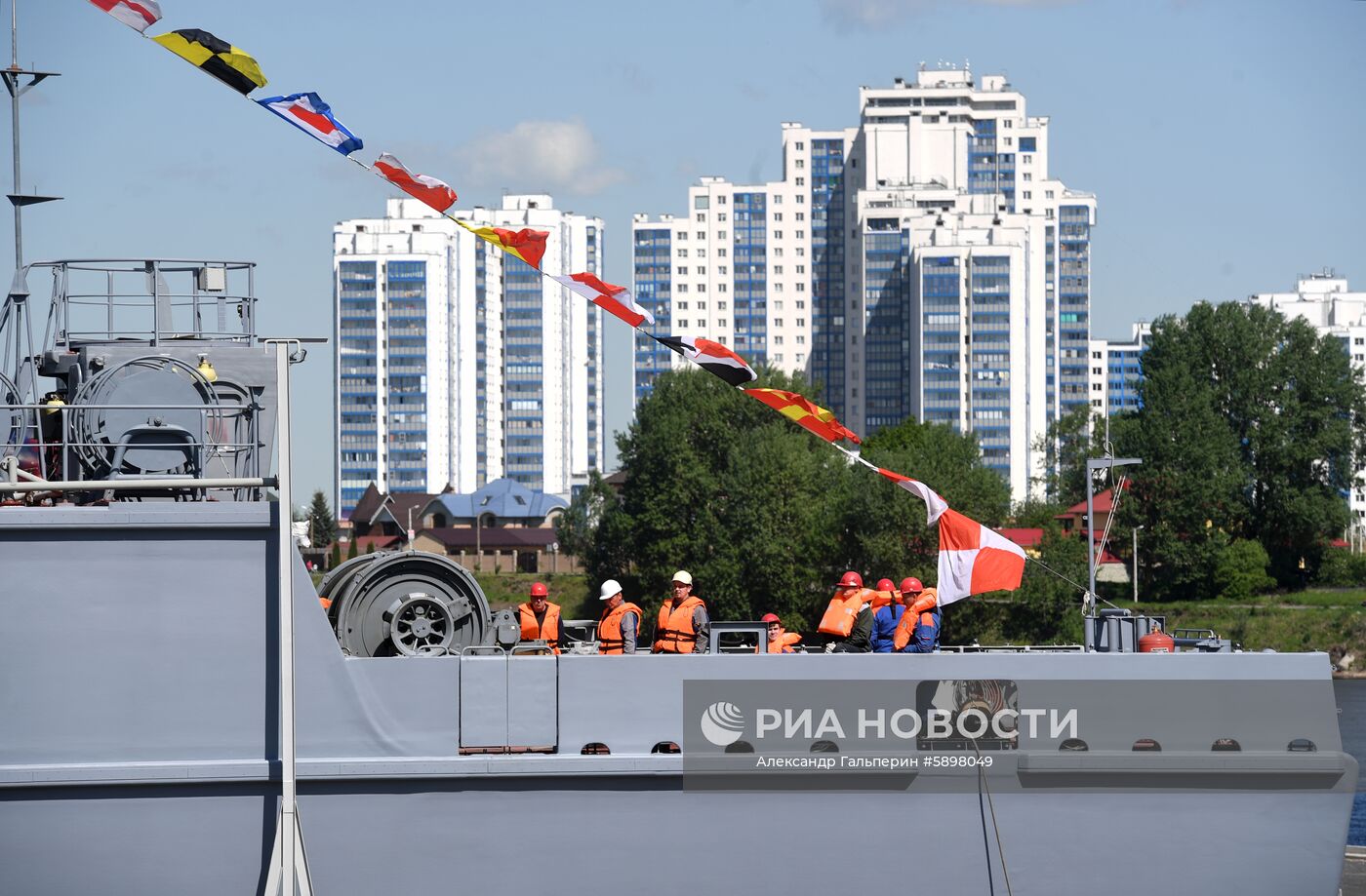 Спуск на воду корабля "Владимир Емельянов" в Санкт-Петербурге