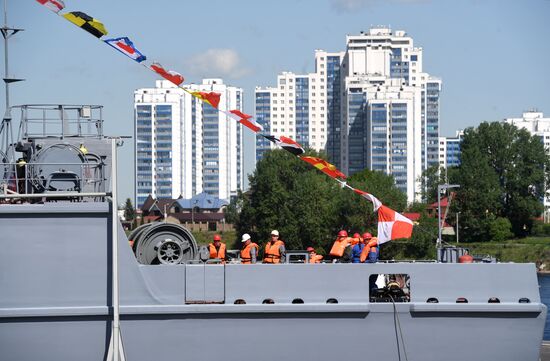 Спуск на воду корабля "Владимир Емельянов" в Санкт-Петербурге