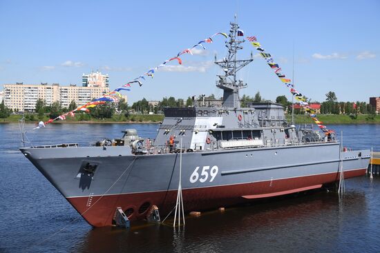 Спуск на воду корабля "Владимир Емельянов" в Санкт-Петербурге