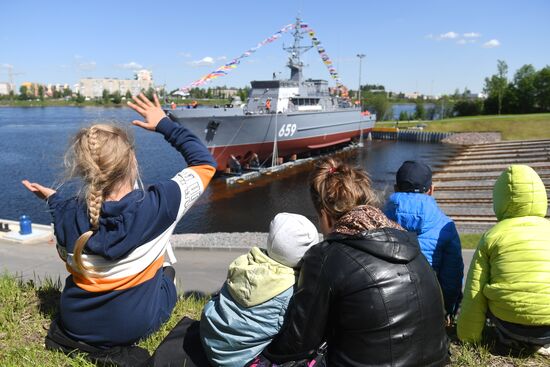 Спуск на воду корабля "Владимир Емельянов" в Санкт-Петербурге