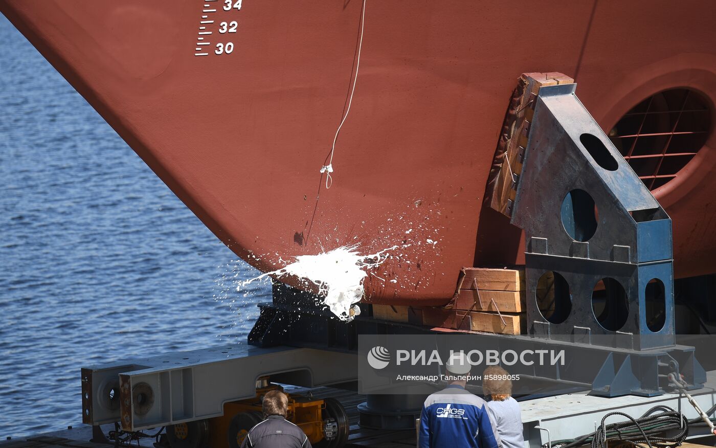 Спуск на воду корабля "Владимир Емельянов" в Санкт-Петербурге