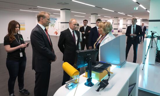 Президент РФ В. Путин посетил школу программирования "Школа 21"