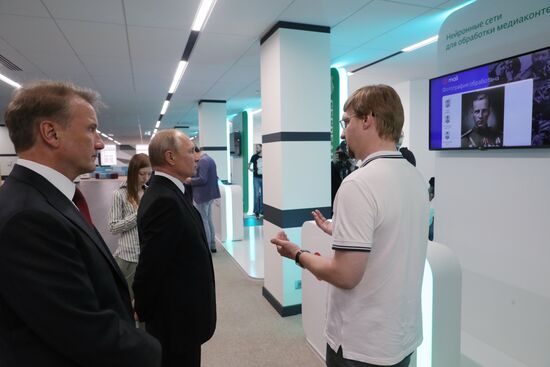 Президент РФ В. Путин посетил школу программирования "Школа 21"
