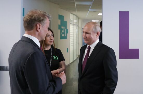 Президент РФ В. Путин посетил школу программирования "Школа 21"