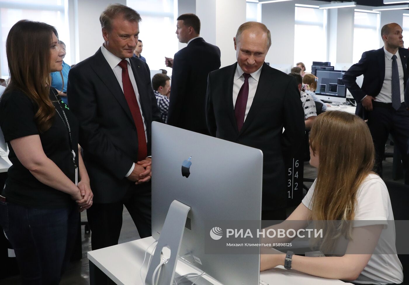 Президент РФ В. Путин посетил школу программирования "Школа 21"