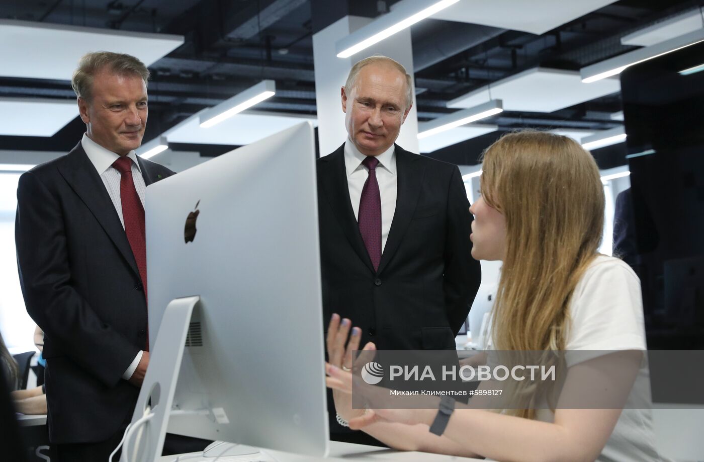 Президент РФ В. Путин посетил школу программирования "Школа 21"