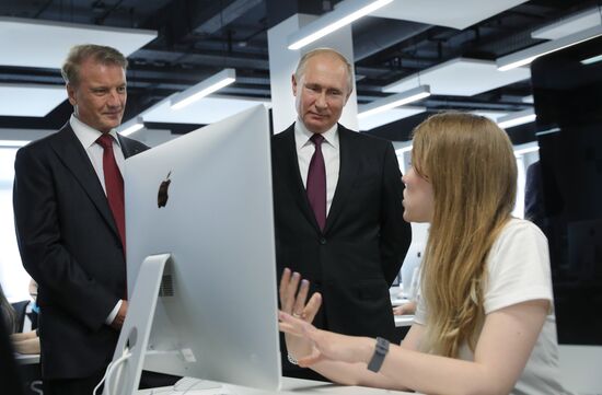 Президент РФ В. Путин посетил школу программирования "Школа 21"