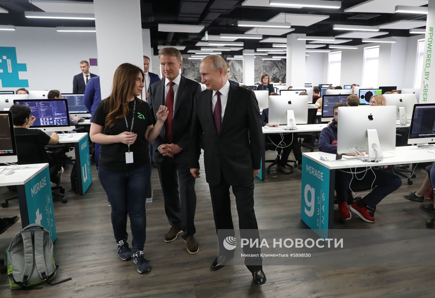 Президент РФ В. Путин посетил школу программирования "Школа 21"