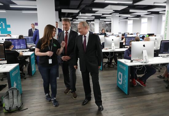 Президент РФ В. Путин посетил школу программирования "Школа 21"