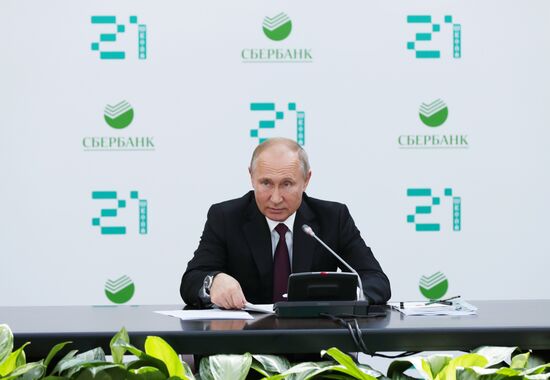 Президент РФ В. Путин посетил школу программирования "Школа 21"