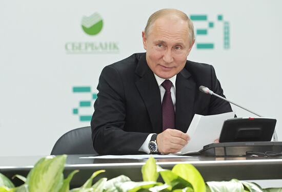 Президент РФ В. Путин посетил школу программирования "Школа 21"