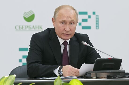 Президент РФ В. Путин посетил школу программирования "Школа 21"