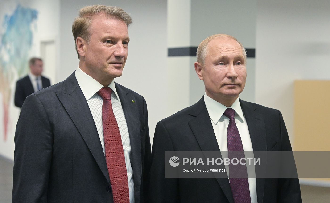 Президент РФ В. Путин посетил школу программирования "Школа 21"