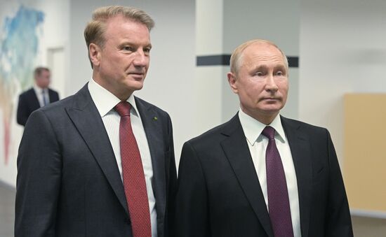 Президент РФ В. Путин посетил школу программирования "Школа 21"