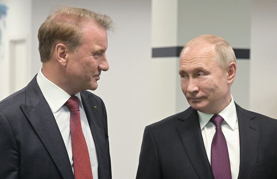 Президент РФ В. Путин посетил школу программирования "Школа 21"