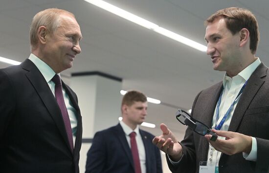 Президент РФ В. Путин посетил школу программирования "Школа 21"