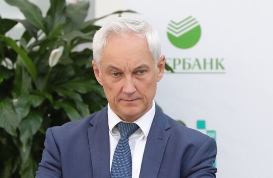 Президент РФ В. Путин посетил школу программирования "Школа 21"