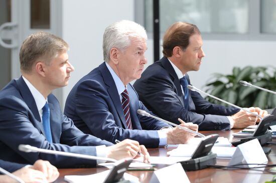 Президент РФ В. Путин посетил школу программирования "Школа 21"