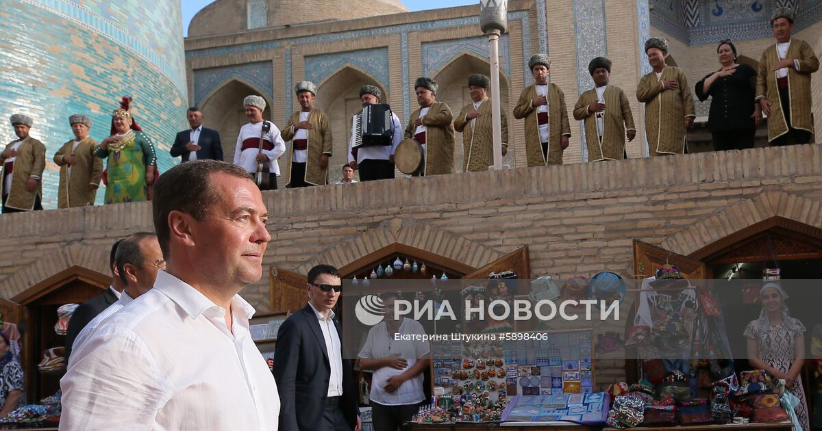 Сколько время в узбекистане спят. Туристы в Узбекистане. Визит д.а.Медведева в Узбекистан в 2019 г.. Медведев в Узбекистане.