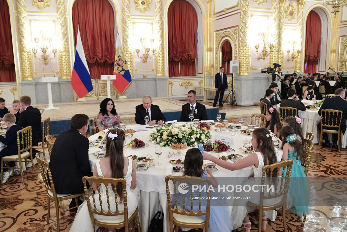 Президент РФ В. Путин вручил ордена "Родительская слава" многодетным семьям