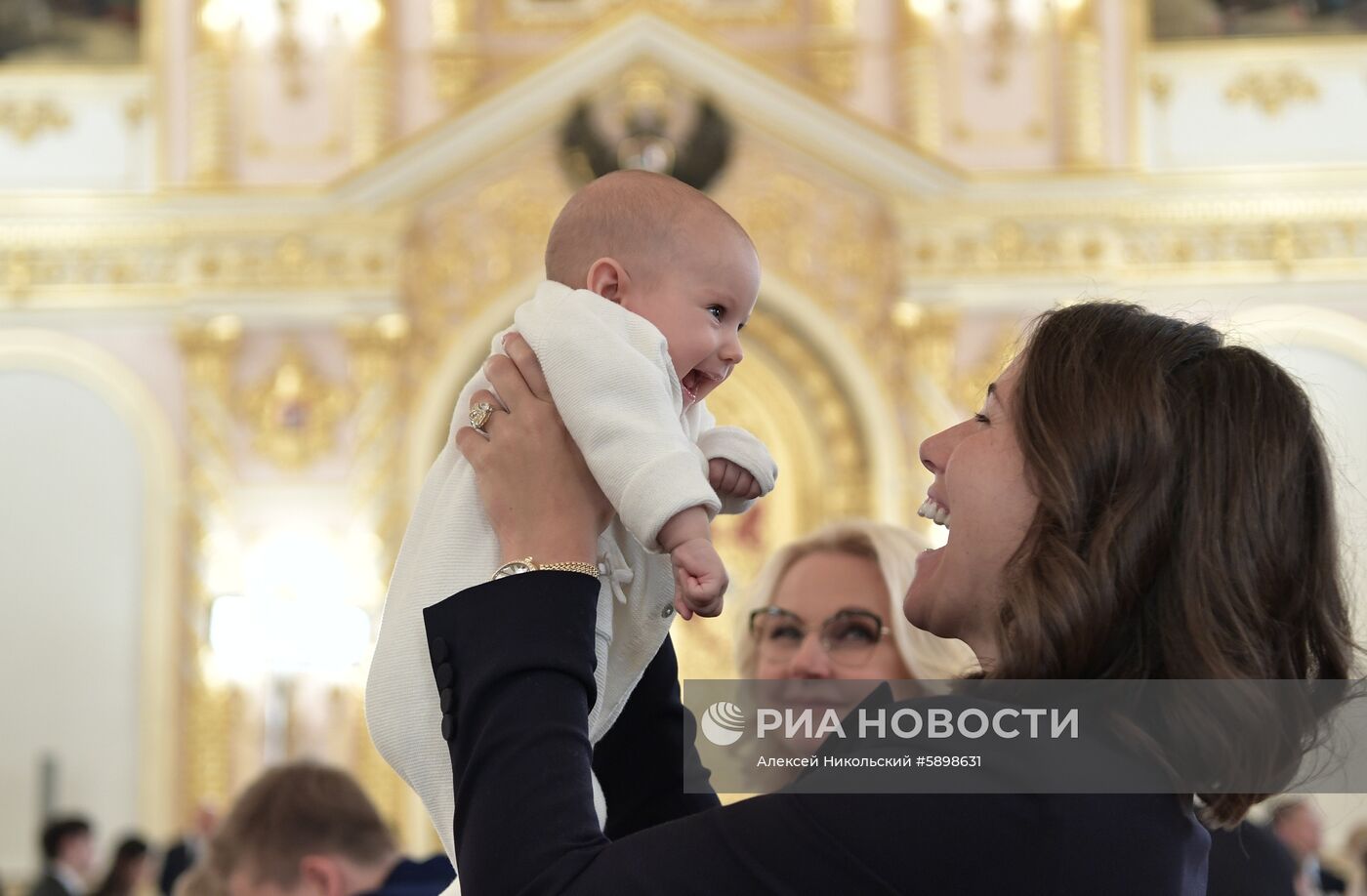 Президент РФ В. Путин вручил ордена "Родительская слава" многодетным семьям