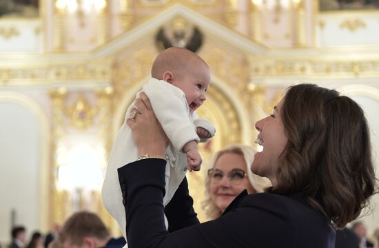 Президент РФ В. Путин вручил ордена "Родительская слава" многодетным семьям