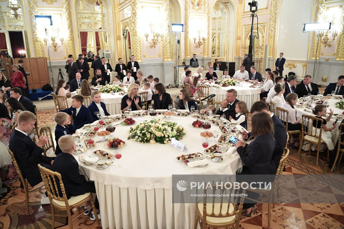 Президент РФ В. Путин вручил ордена "Родительская слава" многодетным семьям