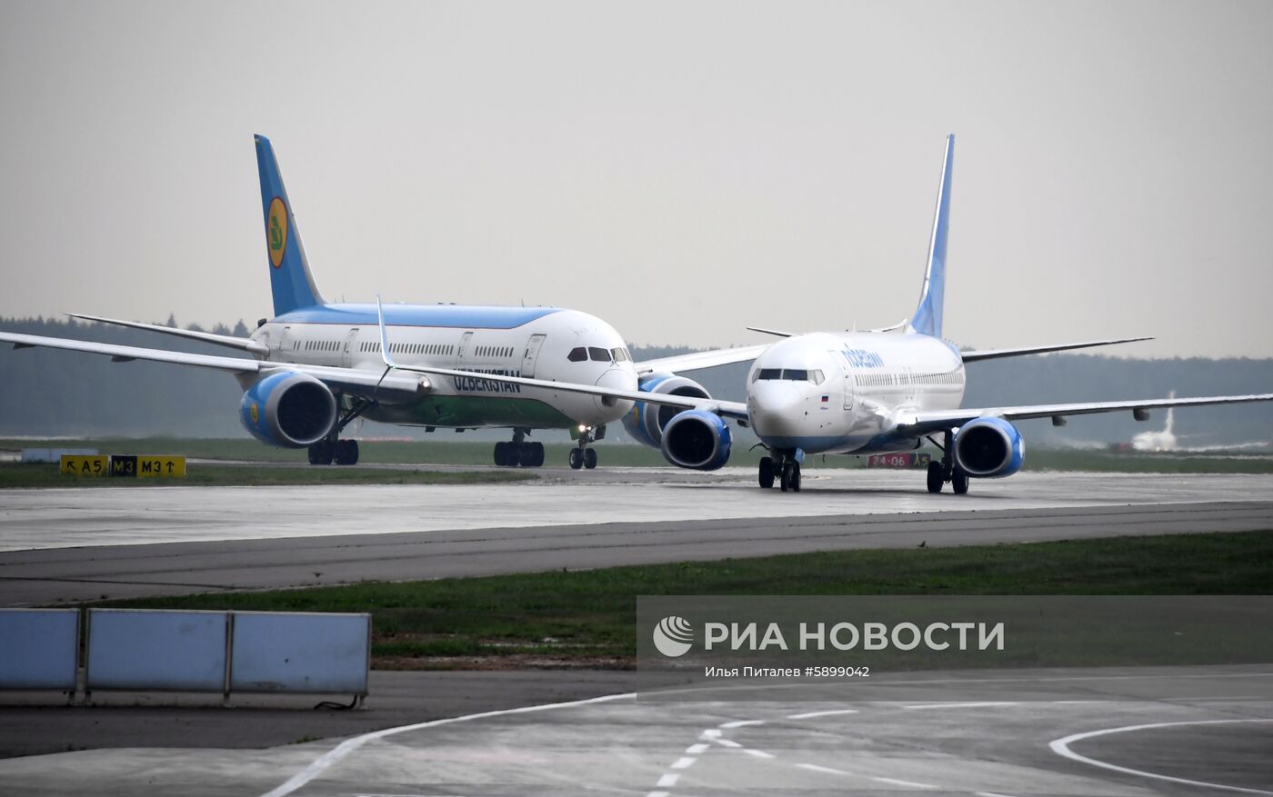 Самолеты авиакомпаний Uzbekistan Airways и "Победа" в аэропорту "Внуково"