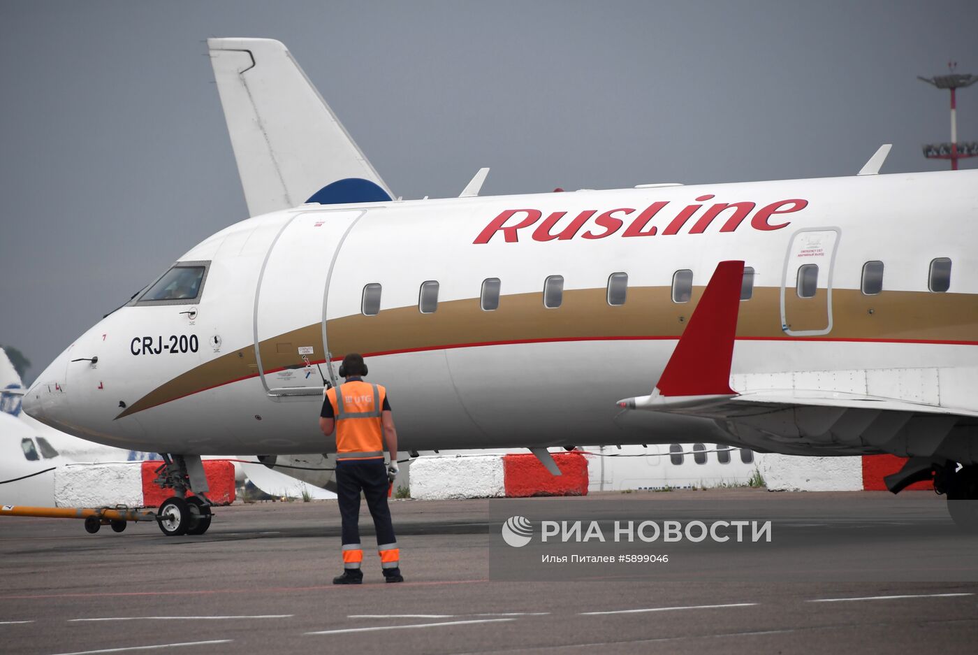 Самолет авиакомпании "РусЛайн" в аэропорту "Внуково"