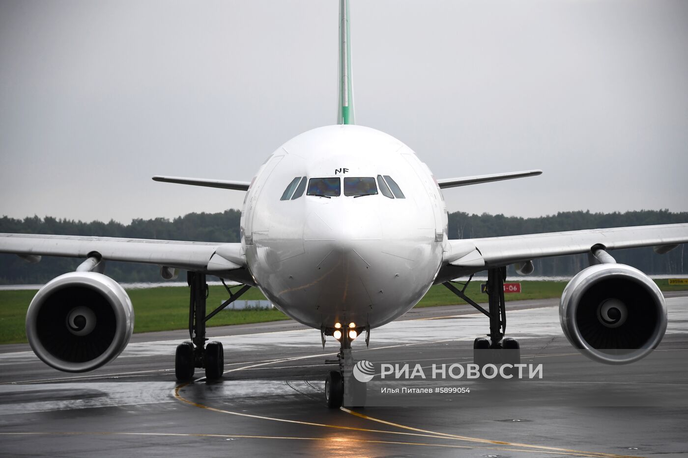 Самолет авиакомпании Mahan Air в аэропорту "Внуково"