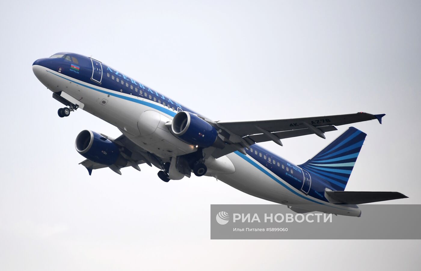 Самолет авиакомпании Azerbaijan Airlines в аэропорту "Внуково"
