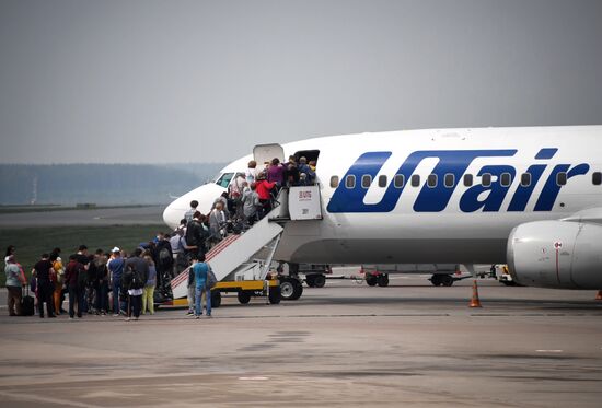 Пассажиры проходят на посадку в самолет авиакомпании Utair в аэропорту "Внуково"