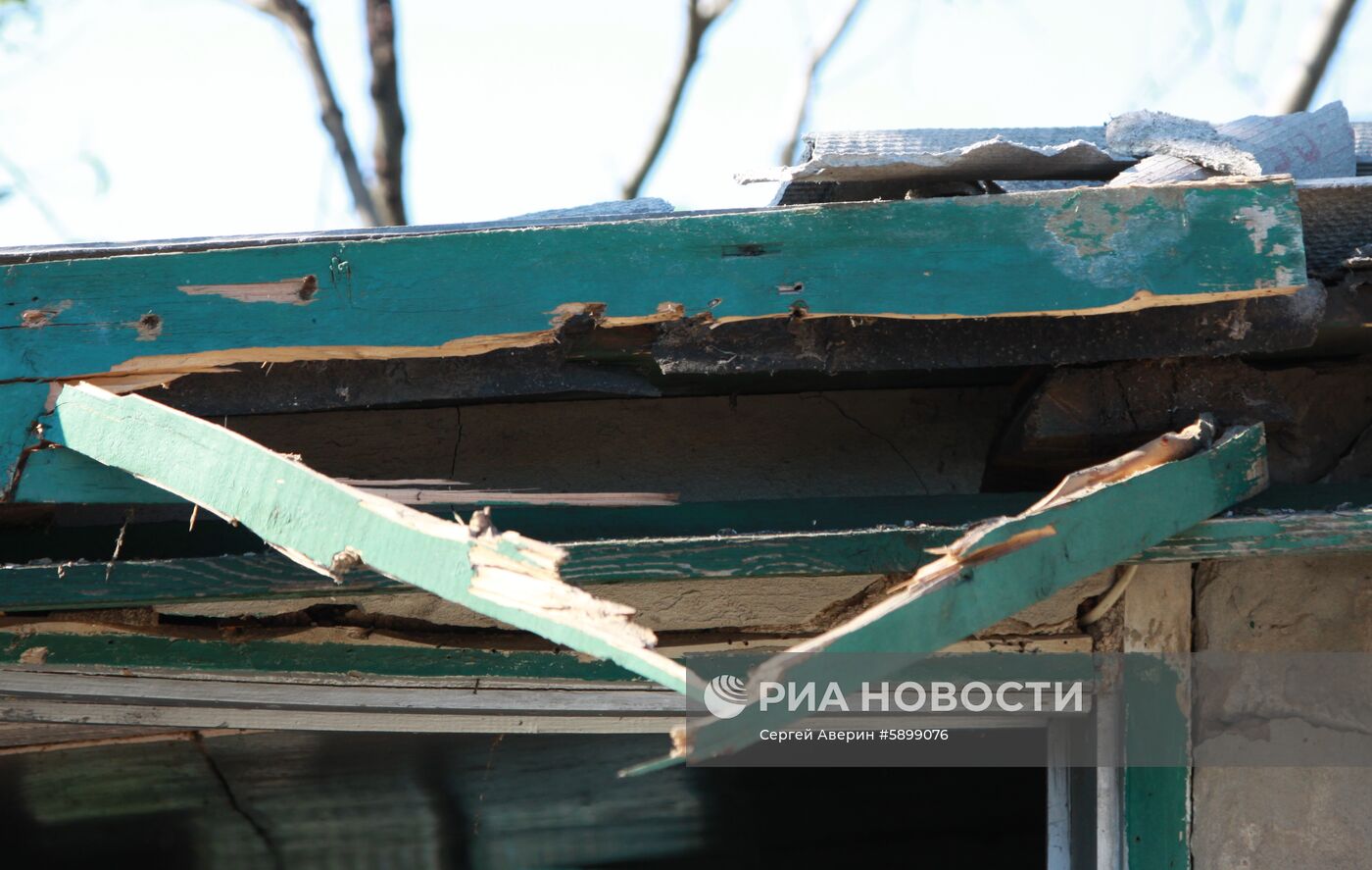 Последствия обстрела окраин Донецка украинскими силовиками