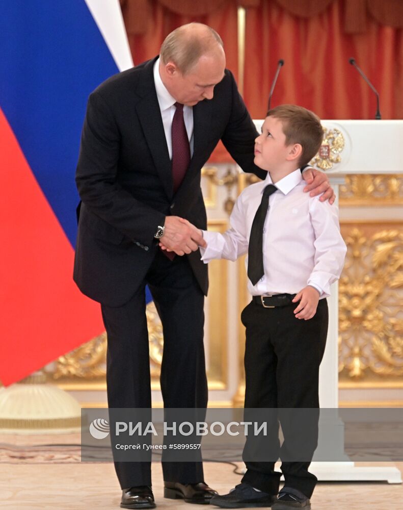Президент РФ В. Путин вручил ордена "Родительская слава" многодетным семьям