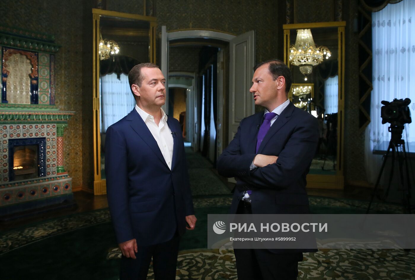Премьер-министр РФ Д. Медведев дал интервью программе "Вести в субботу" телеканала "Россия 1"