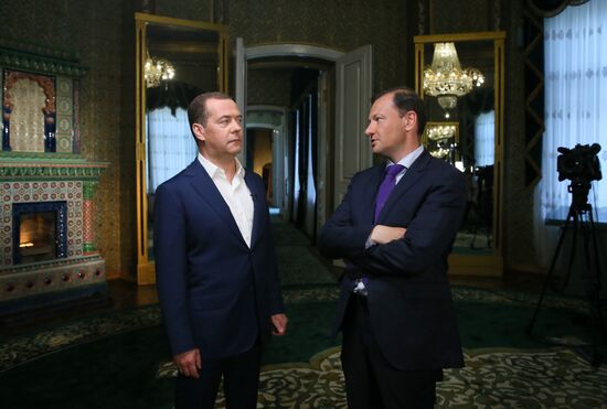Премьер-министр РФ Д. Медведев дал интервью программе "Вести в субботу" телеканала "Россия 1"