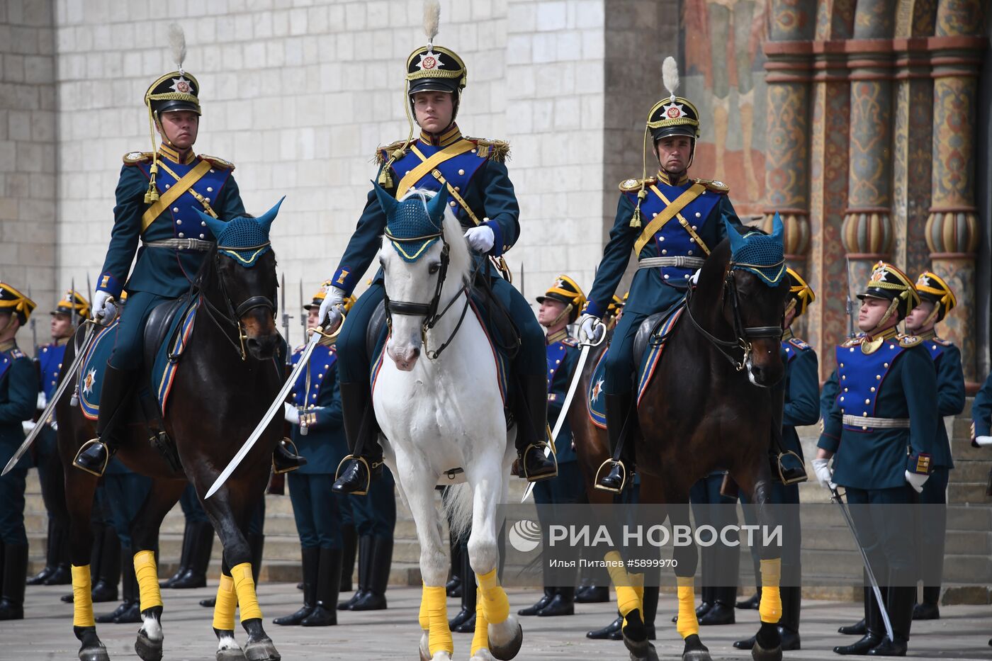 Развод караулов Президентского полка с участием юных всадников